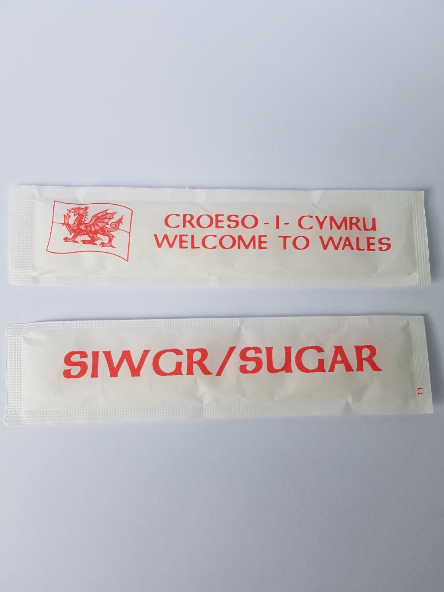 1000 x Siwgr / Sugar Sticks White 2.7g Welsh Bilingual