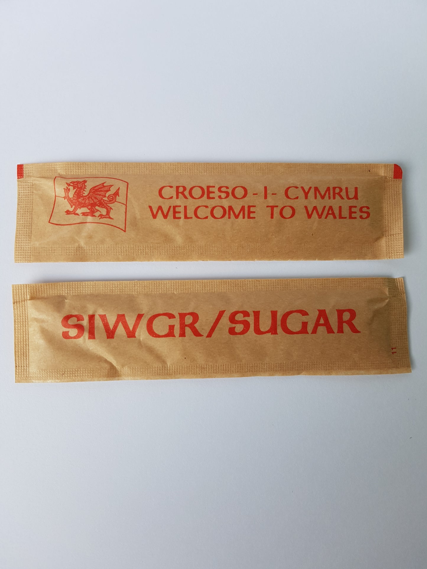 1000 x Siwgr / Sugar Sticks Brown 2.7g Welsh Bilingual